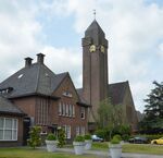 De hele kerk, schuin van voren gezien.
<br/>
Richard Keijzer, 2015-06-18